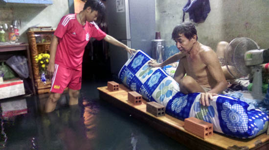TP Hồ Chí Minh lại ngập nặng do triều cường và mưa lớn ảnh 9